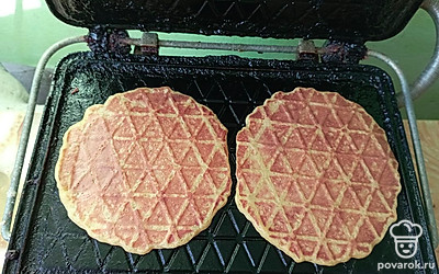 Обжаривать блинчики с обеих сторон до золотистого цвета.