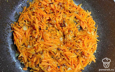 Обжарьте на сковороде лук и морковь с небольшим добавлением растительного масла.