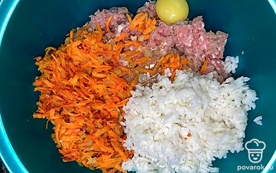 Смешайте фарш с рисом и содержимым сковороды, добавьте яйцо, посолите и поперчите по вкусу. Тщательно перемешайте.