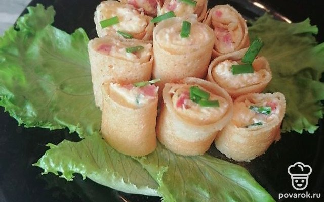 Закусочные рулетики из блинов с колбасой — Рецепт с фото