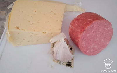 Подготовим необходимые продукты: сыр, колбасу, майонез, чеснок. А также все, что нужно, для выпечки блинов. 