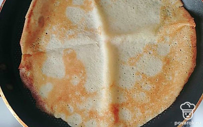 Печем блины: в теплое молоко добавляем сахар, соль, яйца. Взбиваем и постепенно добавляем муку. В конце добавляем растительное масло. Печем блинчики.