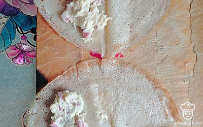 После на каждый блин кладем нашу начинку. Можно с одной стороны блина, если хочется острее рулетик, то промазываем блин полностью. Сворачиваем в рулеты и нарезаем острым ножом.