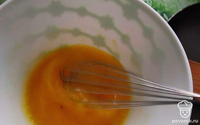 Взбиваем яйца с сахаром и солью.