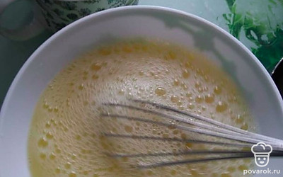 Добавляем воду и смешиваем. 