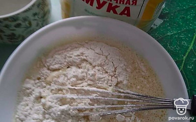 Далее добавляем муку и перемешиваем, чтобы не было комочков. Можно смешать блендером.
