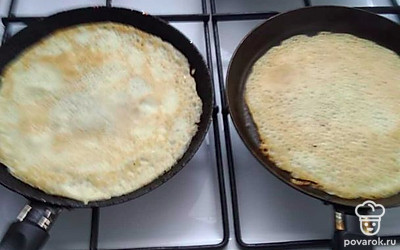 Начинаем выпекать, для удобства можно использовать 2 сковороды.