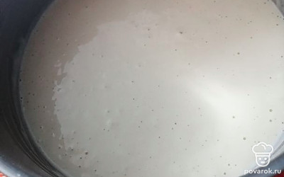 Замесить тесто на тонкие блины.