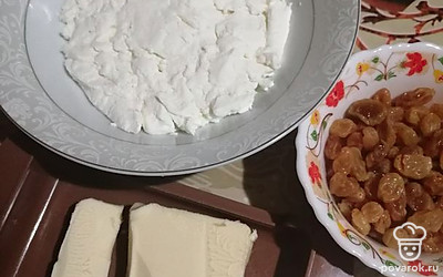 Изюм замочить в горячей воде на 20 минут. Смешать сыр рикотта с сахарным песком, изюмом и растопленным сливочным маслом. Хорошо перемешать. 