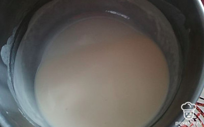 Приготовить тесто для тонких блинов. 