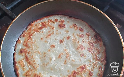 Пожарить небольшие блинчики. 