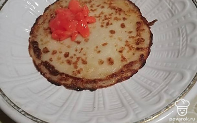 На каждый блинчик положить нарезанную небольшими кусочками форель по 1 столовой ложке. И сформировать из блинчиков с форелью «розочки», закрепить шпажкой и выложить на блюдо. 