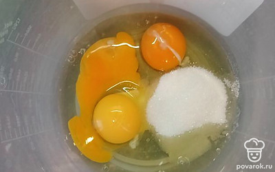 В миску для взбивания добавьте яйца сахар соль и перемешайте миксером. Добавьте молоко и 1 стакан минералки газированной. Перемешайте миксером.