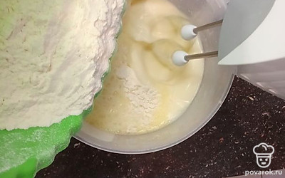 Добавьте муку и перемешайте.