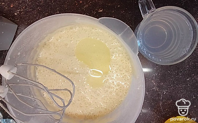 Добавьте масло и ещё 1 стакан минералки. И перемешайте.