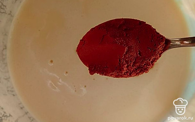 Добавьте 2 столовые ложки какао, перемешайте миксером и дайте тесту настояться минут 10.