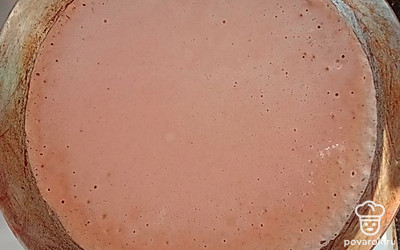 На разогретую сковороду выливает немного теста, чтобы блин получился тонкий и жарьте с двух сторон.