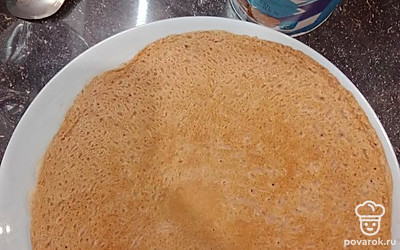 Подавать блины можно со сгущенкой.