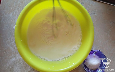 В тёплое молоко добавьте яйца и взбейте. 