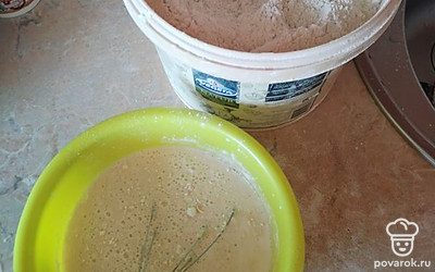 Добавьте соль, снова взбейте, потихоньку добавляйте муку, одновременно взбивая венчиком. 