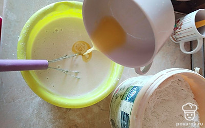 Затем добавьте растопленое сливочное масло и снова взбейте.