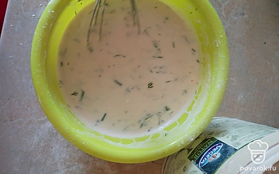 В конце добавьте мелко нарезанный укроп. Не добавляйте стебли, только мягкие веточки.