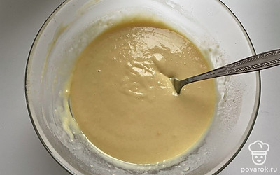 Добавить к этой смеси муку и немного молока (около 50 миллилитров) и хорошо перемешать. Консистенция массы должна быть однородная без комочков, похожая на сметану.