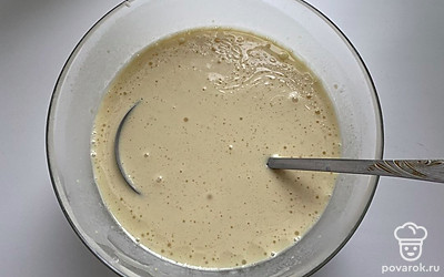 Постепенно, хорошо перемешивая массу, добавляем молоко и растительное масло.