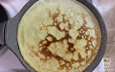 Выпекаем блины на блинной сковороде с двух сторон до готовности. Каждый блин смазываем сливочным маслом. Готово!