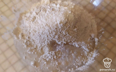 Муку из зелёной гречки насыпаем, так же наливаем воду и начинаем размешивать. Можно использовать блендер или просто взбить вилкой.