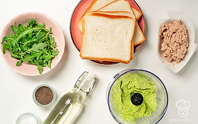 Промойте руколу. Обязательно обсушите ее бумажным полотенцем, иначе бутерброд может стать влажным. Помойте авокадо, почистите, разрежьте, выньте косточку. Откройте баночку с печенью трески, отмерьте необходимое количество продукта.