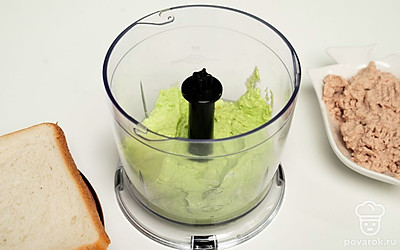 Подготовьте начинку. Положите мякоть авокадо в чашу блендера. Добавьте лимонный сок, творог. Посолите и поперчите. Взбейте до однородного и нежного пюре. В отдельной миске разомните вилкой печень трески.