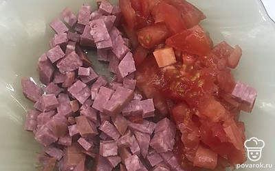 Колбасу и помидор порезали кубиком.