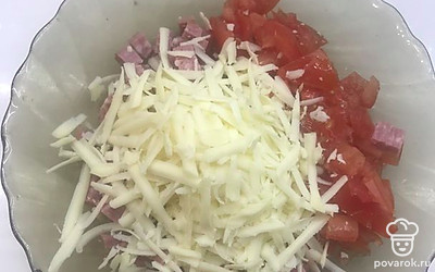 Сыр натерли на крупной тёрке.