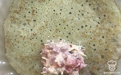 На блин выкладываем ложку с горкой начинки.