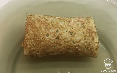 Заворачиваем блин с начинкой.