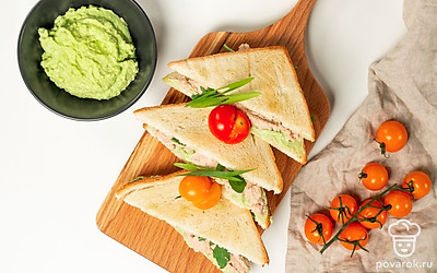 При подаче украсьте тосты четвертинками помидоров черри.