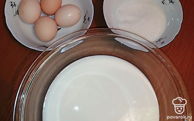 Подогреть молоко до комнатной температуры, всыпать в него соль, сахар и яйца, все хорошо взбить. 