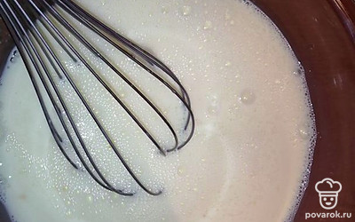 Добавить муку и разрыхлитель теста, снова все взбить до однородной массы и оставить на пол часа настаиваться. 