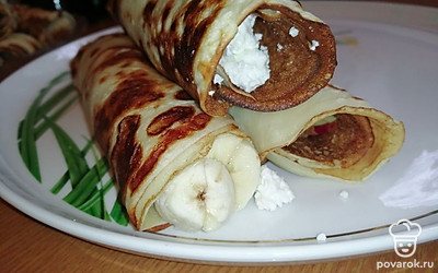 Подаём свернутыми рулетиками, с начинкой из творога, яблочная начинка с корицей и с бананом. Приятного аппетита. 