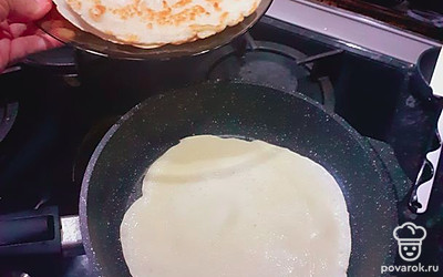 Смешать молоко, сахар, муку, 2 яйца и приготовить блины.