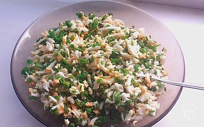 Отварить 5 яиц, остудить и измельчить. Нарезать мелко зелёный лук и смешать с яйцом, добавив 1 столовую ложку подсолнечного масла и соль по вкусу. 