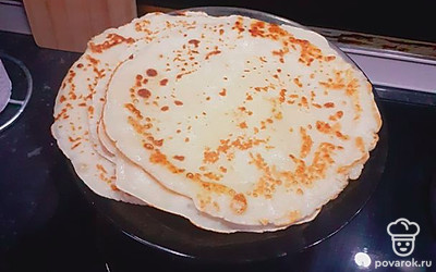 Нафаршировать готовые блины начинкой и подавать к столу.