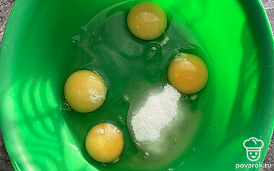 В 4 яйца добавляем 2 столовые ложки сахара, 1/4 чайной ложки соли, ванилин (по вкусу), просеиваем 200 г муки, вливаем 100 мл тёплого молока, перемешиваем. 