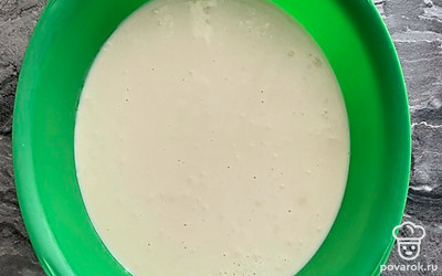 Вливаем ещё 350 мл молока, 2 столовые ложки растительного масла и перемешиваем. Можно использовать миксер, чтобы не было комочков.