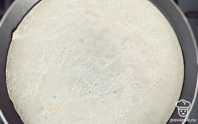 Смазываем сковороду небольшим количеством масла, сильно разогреваем и обжариваем блины с двух сторон на среднем огне. 