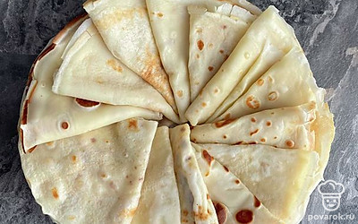 Можно макать блины в сгущёнку, варенье, мёд. Также можно добавить меньше сахара, побольше соли и сделать начинку из фарша, курицы или овощей. Приятного аппетита!