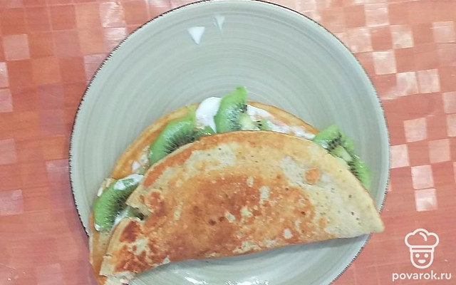 Овсяноблин с кусочками киви на завтрак — Рецепт с фото