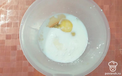 В глубокой миске смешать молоко, творог, яйцо и сахар.