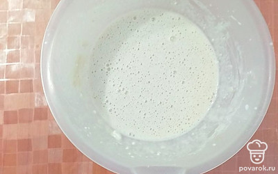 Добавить разрыхлитель, овсяную муку. Все тщательно перемешать до однородной массы. 